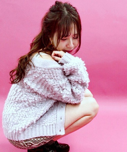 archives（アルシーヴ）の「後ろ重ねＶループ編みニットカーデ（カーディガン/ボレロ・レディース・ブラック/シルバーグレー/ベージュ/ラベンダー/ピンク系その他・MEDIUM）」の8枚目の写真