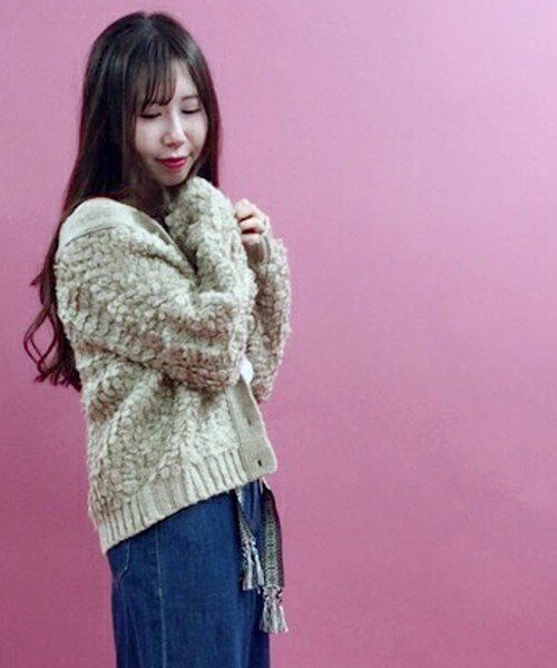 archives（アルシーヴ）の「後ろ重ねＶループ編みニットカーデ（カーディガン/ボレロ・レディース・ブラック/シルバーグレー/ベージュ/ラベンダー/ピンク系その他・MEDIUM）」の3枚目の写真