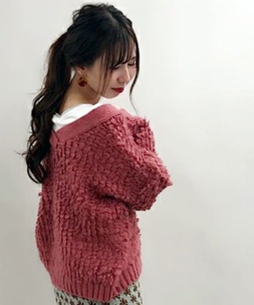 archives（アルシーヴ）の「後ろ重ねＶループ編みニットカーデ（カーディガン/ボレロ・レディース・ブラック/シルバーグレー/ベージュ/ラベンダー/ピンク系その他・MEDIUM）」の15枚目の写真