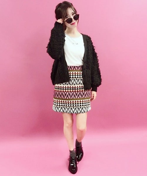 archives（アルシーヴ）の「後ろ重ねＶループ編みニットカーデ（カーディガン/ボレロ・レディース・ブラック/シルバーグレー/ベージュ/ラベンダー/ピンク系その他・MEDIUM）」の18枚目の写真