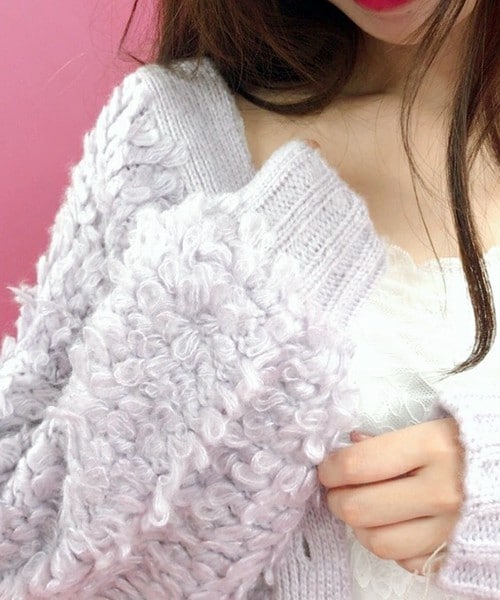 archives（アルシーヴ）の「後ろ重ねＶループ編みニットカーデ（カーディガン/ボレロ・レディース・ブラック/シルバーグレー/ベージュ/ラベンダー/ピンク系その他・MEDIUM）」の4枚目の写真