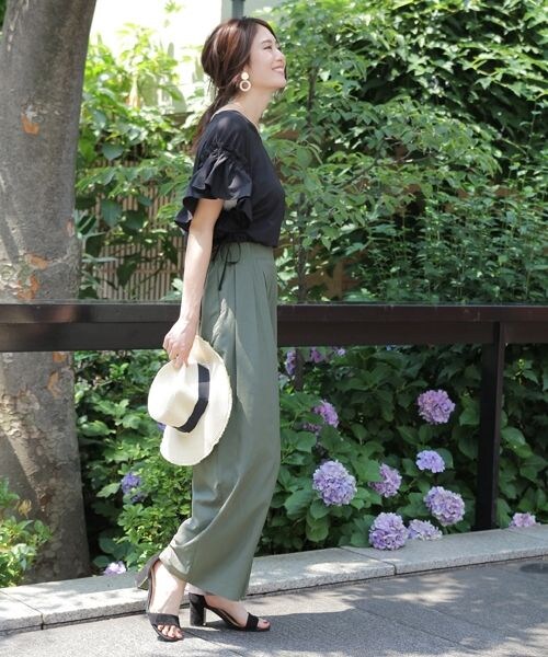 Andemiu（アンデミュウ）の「ギャザーフレアワイドパンツ（パンツ・ストライプ(ブラウン)/イエロー/カーキ）」の5枚目の写真