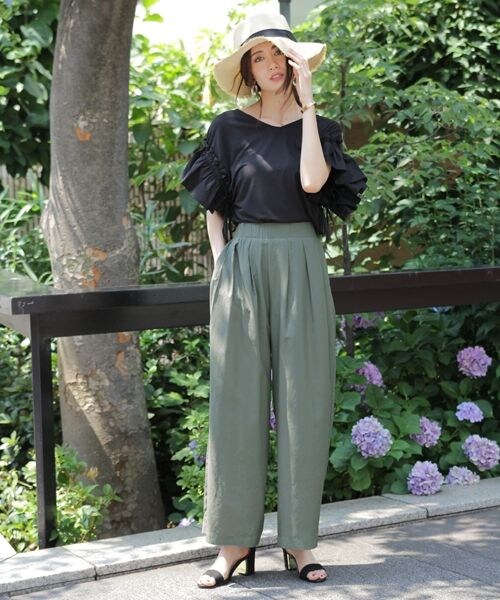 Andemiu（アンデミュウ）の「ギャザーフレアワイドパンツ（パンツ・ストライプ(ブラウン)/イエロー/カーキ）」の4枚目の写真