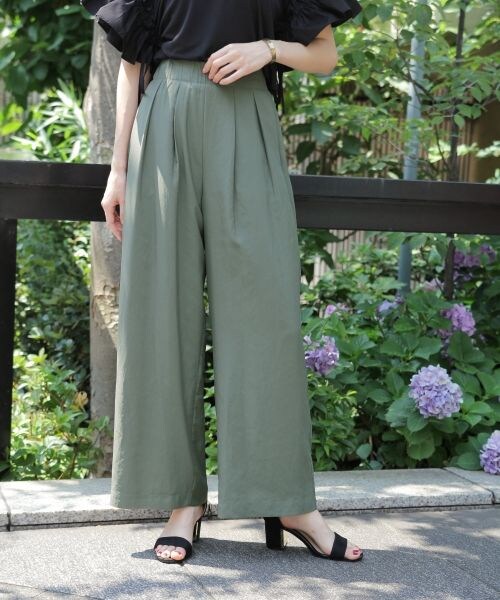 Andemiu（アンデミュウ）の「ギャザーフレアワイドパンツ（パンツ・ストライプ(ブラウン)/イエロー/カーキ）」の3枚目の写真