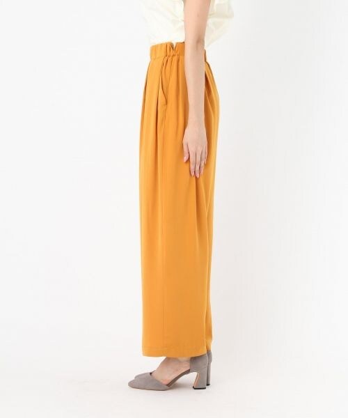 Andemiu（アンデミュウ）の「ギャザーフレアワイドパンツ（パンツ・ストライプ(ブラウン)/イエロー/カーキ）」の13枚目の写真