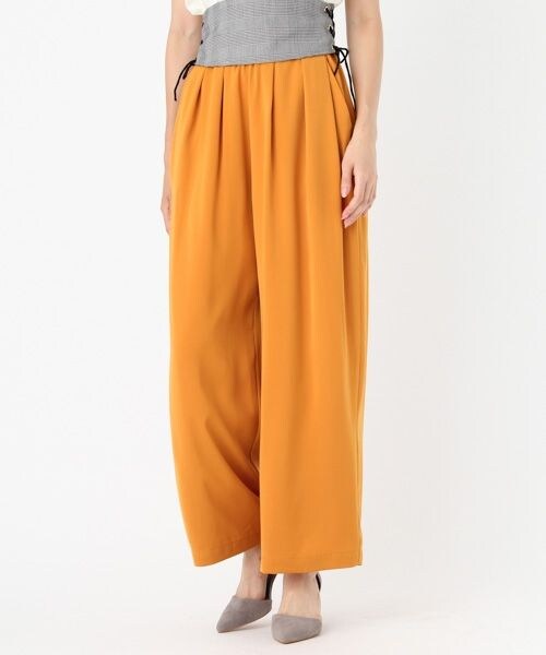 Andemiu（アンデミュウ）の「ギャザーフレアワイドパンツ（パンツ・ストライプ(ブラウン)/イエロー/カーキ）」の2枚目の写真