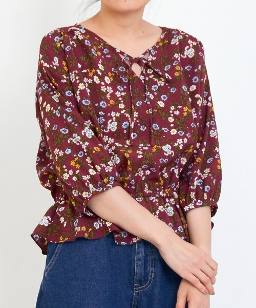 MAJESTIC LEGON（マジェスティックレゴン）の「【amelier】カシュクール風花柄ブラウス（トップス・レディース・ワイン柄/イエロー柄/ブラック柄・Free）」の2枚目の写真