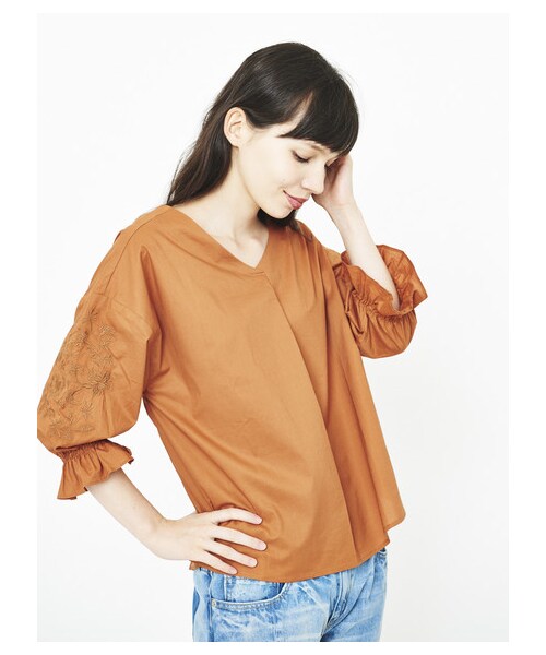 YECCA VECCA（イェッカヴェッカ）の「袖刺繍Vネックブラウス（）」 - WEAR 