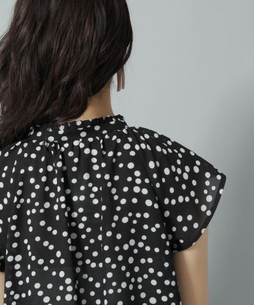 Andemiu（アンデミュウ）の「ドットギャザーブラウス（トップス・ブラック/マスタード）」の11枚目の写真