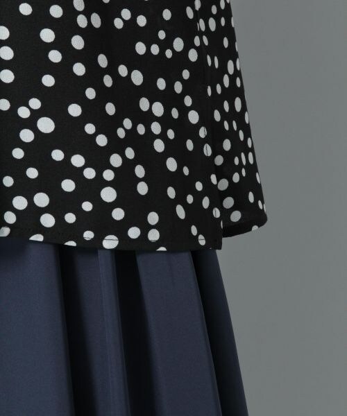 Andemiu（アンデミュウ）の「ドットギャザーブラウス（トップス・ブラック/マスタード）」の10枚目の写真