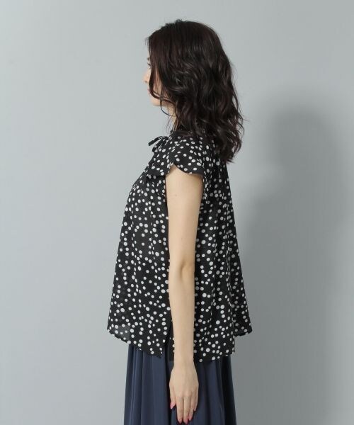 Andemiu（アンデミュウ）の「ドットギャザーブラウス（トップス・ブラック/マスタード）」の6枚目の写真