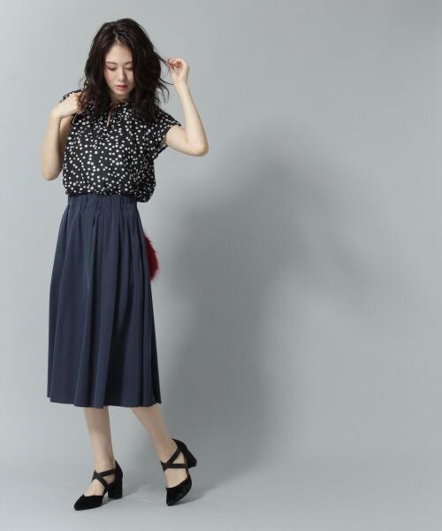 Andemiu（アンデミュウ）の「ドットギャザーブラウス（トップス・ブラック/マスタード）」の4枚目の写真