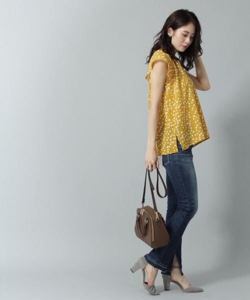 Andemiu（アンデミュウ）の「ドットギャザーブラウス（トップス・ブラック/マスタード）」の3枚目の写真