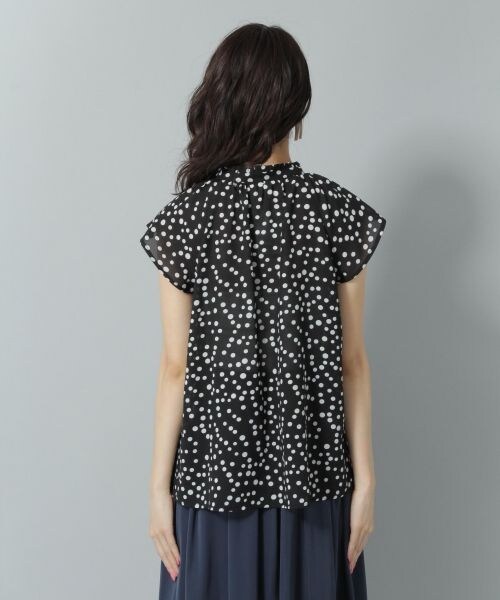 Andemiu（アンデミュウ）の「ドットギャザーブラウス（トップス・ブラック/マスタード）」の7枚目の写真