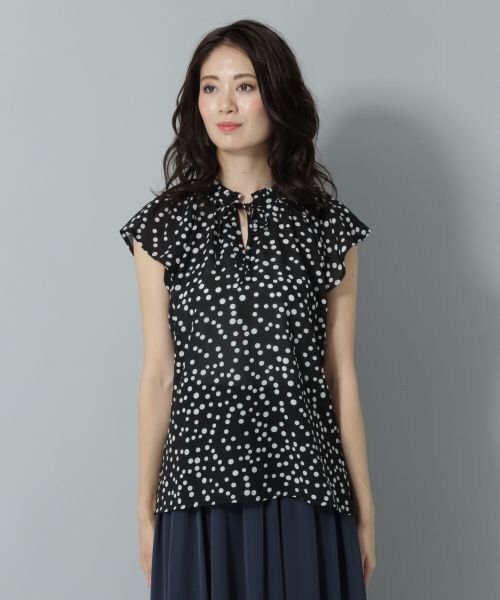 Andemiu（アンデミュウ）の「ドットギャザーブラウス（トップス・ブラック/マスタード）」の5枚目の写真