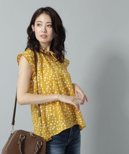 Andemiu（アンデミュウ）の「ドットギャザーブラウス（トップス・ブラック/マスタード）」の2枚目の写真