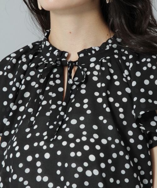 Andemiu（アンデミュウ）の「ドットギャザーブラウス（トップス・ブラック/マスタード）」の8枚目の写真