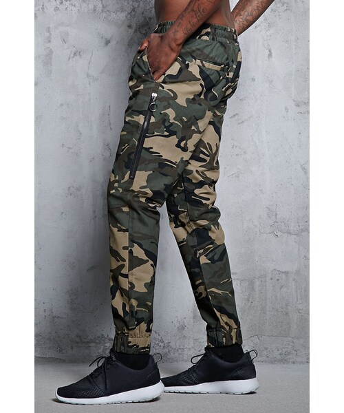 FOREVER 21（フォーエバー トゥエンティーワン）の「[MEN]カモフラサイドジッパージョガーパンツ（その他・メンズ・OLIVE/BLACK・S/M/L/XL）」の2枚目の写真