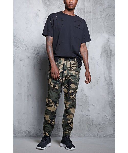 FOREVER 21（フォーエバー トゥエンティーワン）の「[MEN]カモフラサイドジッパージョガーパンツ（その他・メンズ・OLIVE/BLACK・S/M/L/XL）」の4枚目の写真
