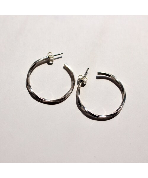 Handmade(ハンドメイド)の「twist hoop pierce(ピアス(両耳用)・レディース・その他)」の1枚目の写真