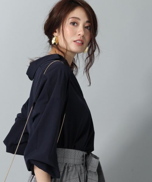 Andemiu(アンデミュウ)の「ソデタックヌケエリブラウス(トップス・チェック/ブラウン/アイボリー/ネイビー)」の4枚目の写真