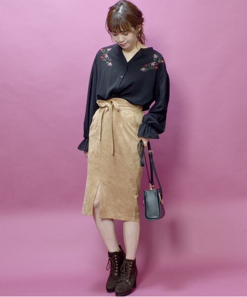 archives（アルシーヴ）の「肩刺繍ギャザーブラウス（シャツ/ブラウス・レディース・オフホワイト/ブラック/シルバーグレー・MEDIUM）」の9枚目の写真