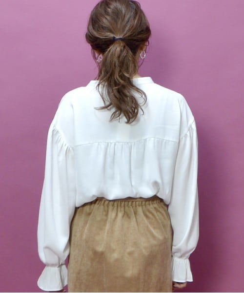 archives（アルシーヴ）の「肩刺繍ギャザーブラウス（シャツ/ブラウス・レディース・オフホワイト/ブラック/シルバーグレー・MEDIUM）」の5枚目の写真