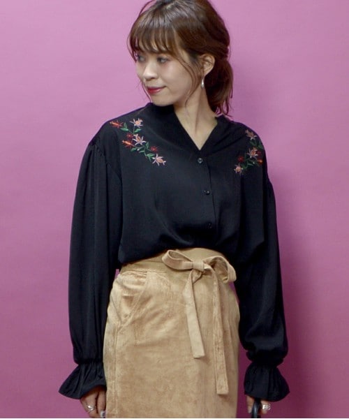 archives（アルシーヴ）の「肩刺繍ギャザーブラウス（シャツ/ブラウス・レディース・オフホワイト/ブラック/シルバーグレー・MEDIUM）」の2枚目の写真