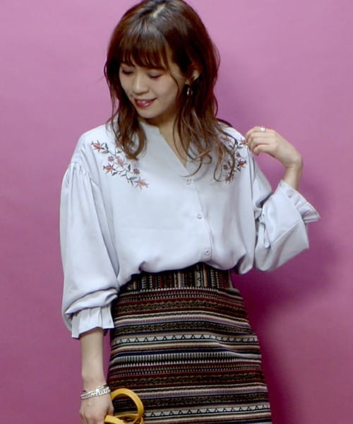 archives（アルシーヴ）の「肩刺繍ギャザーブラウス（シャツ/ブラウス・レディース・オフホワイト/ブラック/シルバーグレー・MEDIUM）」の3枚目の写真