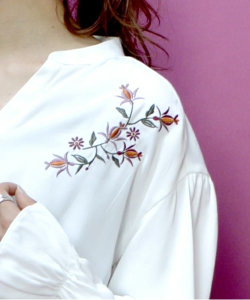 archives（アルシーヴ）の「肩刺繍ギャザーブラウス（シャツ/ブラウス・レディース・オフホワイト/ブラック/シルバーグレー・MEDIUM）」の7枚目の写真