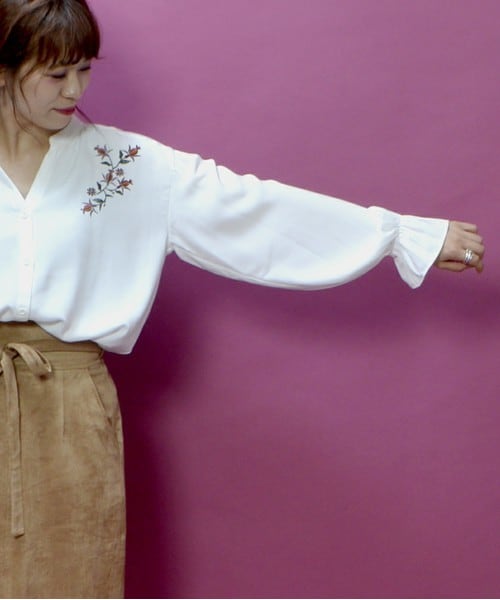 archives（アルシーヴ）の「肩刺繍ギャザーブラウス（シャツ/ブラウス・レディース・オフホワイト/ブラック/シルバーグレー・MEDIUM）」の6枚目の写真