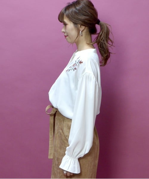 archives（アルシーヴ）の「肩刺繍ギャザーブラウス（シャツ/ブラウス・レディース・オフホワイト/ブラック/シルバーグレー・MEDIUM）」の4枚目の写真