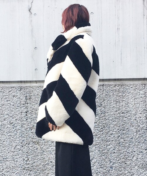 G.V.G.V.（ジーヴィージーヴィー）の「STRIPE FAUX FUR SHORT COAT 