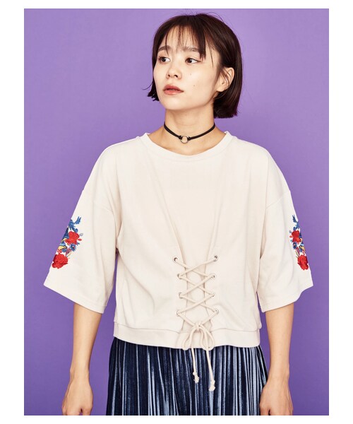 E hyphen world gallery(イーハイフンワールドギャラリー)の「袖刺繍コルセットプルオーバー(トップス・チャコールグレー/ベージュ/カーキ・F)」の11枚目の写真