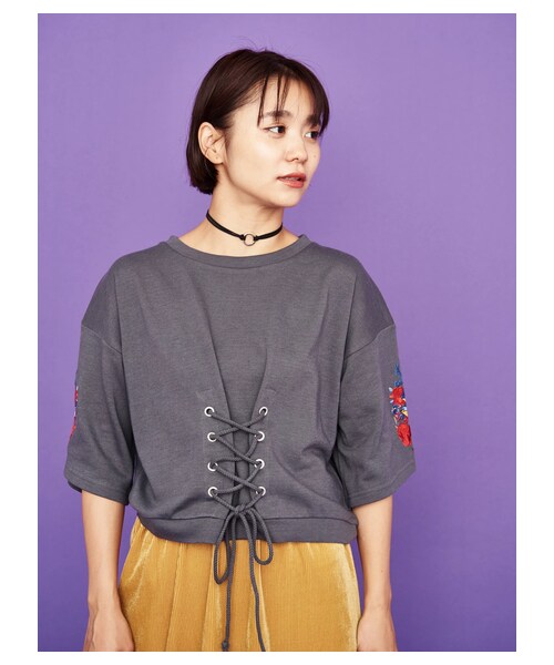 E hyphen world gallery(イーハイフンワールドギャラリー)の「袖刺繍コルセットプルオーバー(トップス・チャコールグレー/ベージュ/カーキ・F)」の10枚目の写真