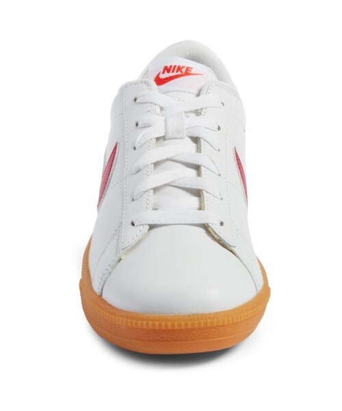 NIKE(ナイキ)の「Women's Nike Tennis Classic Sneaker(スニーカー・レディース・White・6.5 M/7 M)」の5枚目の写真