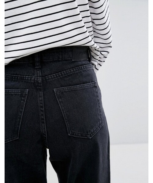 MONKI（モンキ）の「Monki Taiki High Waist Mom Jeans（デニムパンツ・レディース・Black・W24 L32/W32 L32/W26 L32/W25 L32/W34 L32/W28 L32/W27 L32/W30 L32/W29 L32/W31 L32）」の2枚目の写真