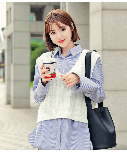 HOTPING（ホッピン）の「クロップケーブルニットベスト（ベスト・レディース・モカ/アイボリー/ワイン/ベージュ/ブラック/グレー・1(フリーサイズ)/2(M-L)）」の2枚目の写真