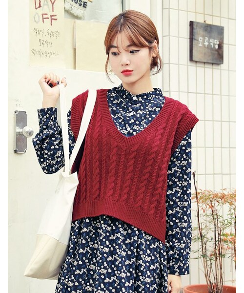 HOTPING（ホッピン）の「クロップケーブルニットベスト（ベスト・レディース・モカ/アイボリー/ワイン/ベージュ/ブラック/グレー・1(フリーサイズ)/2(M-L)）」の6枚目の写真