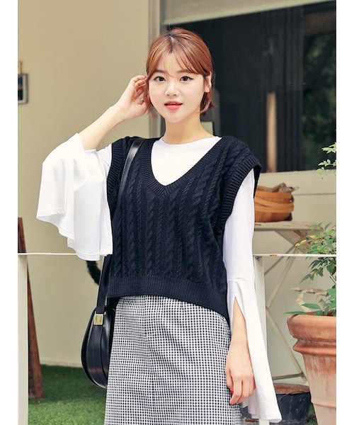 HOTPING（ホッピン）の「クロップケーブルニットベスト（ベスト・レディース・モカ/アイボリー/ワイン/ベージュ/ブラック/グレー・1(フリーサイズ)/2(M-L)）」の3枚目の写真