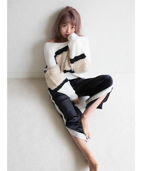 MURUA（ムルーア）の「ベロアラインパンツ（パンツ・レディース・ブラック/グリーン）」の8枚目の写真