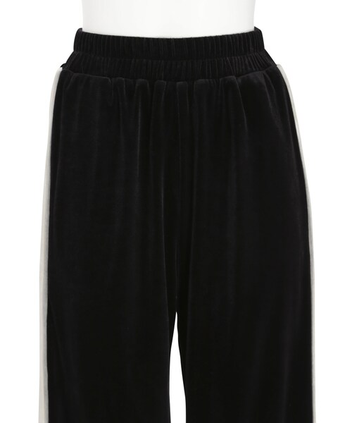 MURUA（ムルーア）の「ベロアラインパンツ（パンツ・レディース・ブラック/グリーン）」の13枚目の写真