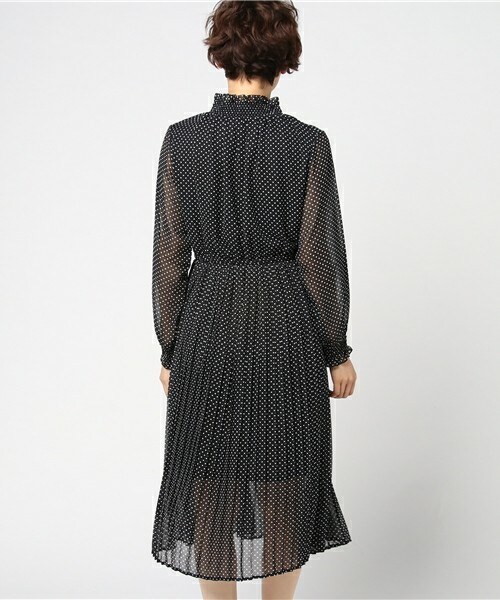 archives（アルシーヴ）の「ドットシャーリングネックプリーツワンピース（ワンピース・レディース・ブラック/ネイビー・MEDIUM）」の5枚目の写真