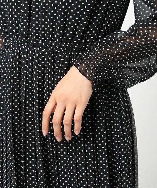 archives（アルシーヴ）の「ドットシャーリングネックプリーツワンピース（ワンピース・レディース・ブラック/ネイビー・MEDIUM）」の8枚目の写真