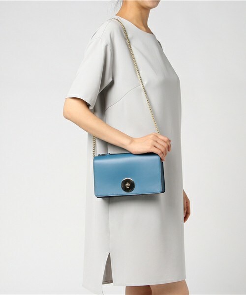 Doux archives（ドゥアルシーヴ）の「金具モチーフBAG（ハンドバッグ・レディース・ブルー/オレンジ・MEDIUM）」の7枚目の写真