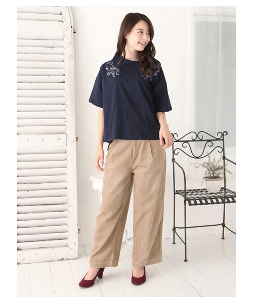 earth music&ecology(アースミュージックアンドエコロジー)の「USA COTTONコーデュロイパンツ(タックワイド)(パンツ・ピンク/ベージュ/ネイビー・S/M/L)」の3枚目の写真