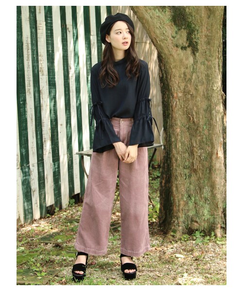 earth music&ecology(アースミュージックアンドエコロジー)の「USA COTTONコーデュロイパンツ(タックワイド)(パンツ・ピンク/ベージュ/ネイビー・S/M/L)」の2枚目の写真