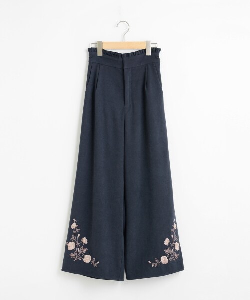 MAJESTIC LEGON(マジェスティックレゴン)の「裾刺しゅうワイドパンツ(パンツ・レディース・キャメル/ピンク/ネイビー・S/M)」の3枚目の写真