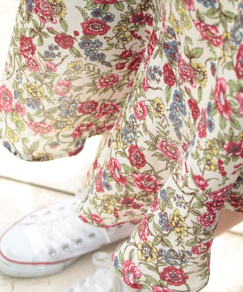 PAGEBOY（ページボーイ）の「小花柄裾切り替えフレアスカート（スカート・ホワイト系/ブラック系/ダークブルー系）」の5枚目の写真