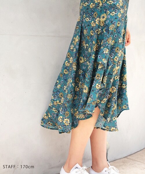 PAGEBOY（ページボーイ）の「小花柄裾切り替えフレアスカート（スカート・ホワイト系/ブラック系/ダークブルー系）」の8枚目の写真